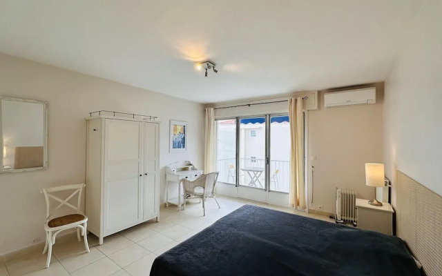 Two Bed Apt in the Center of Cannes - 2229