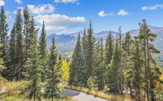 Rounds Retreat 4 Bedroom Home by RedAwning