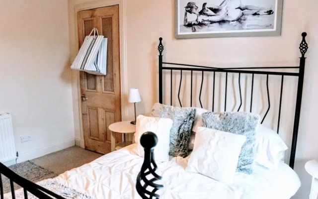 Cosy & Modern Apartment in Central Edinburgh