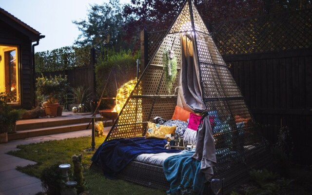 Romantic Lodge on Edge of Nature Reserve