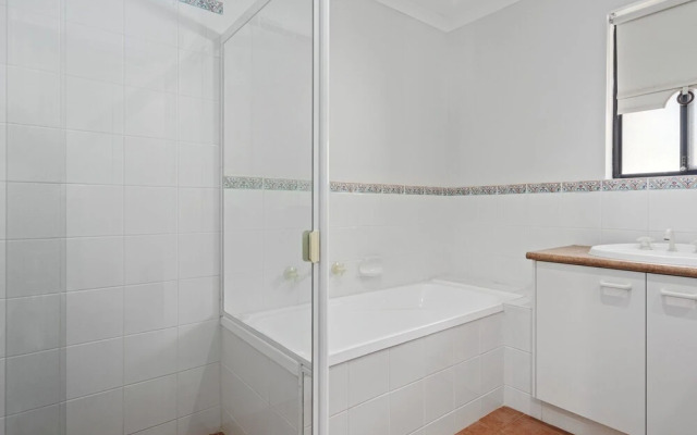 Marina Views - 64 Seaview Avenue