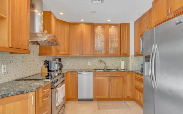 Shangri-la 3 Bedroom Home by RedAwning