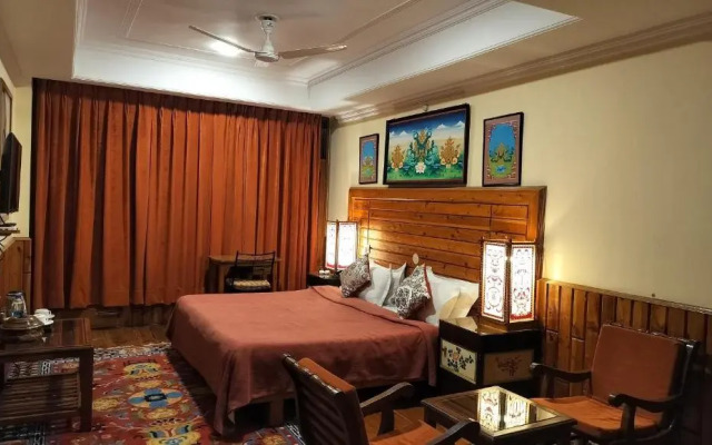 8 Auspicious Him View Hotel