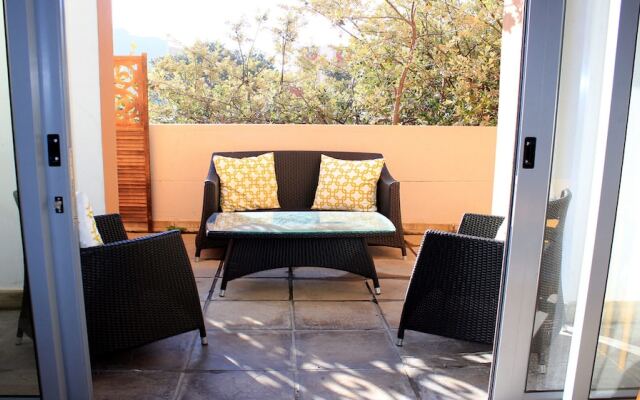 Sunlit Apartment Muizenberg Beachfront