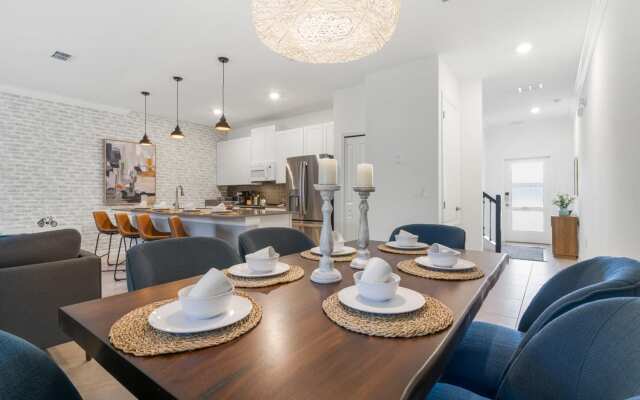 Modern townhome with private pool near Disney