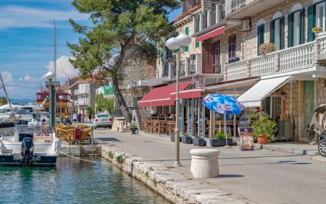 Daira - Great Location - A1