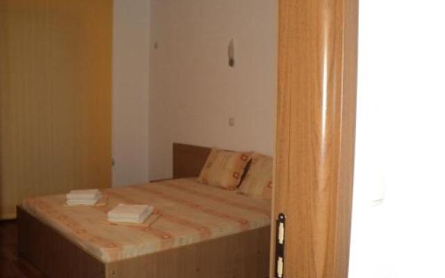 Meni Apartments and Guest Rooms