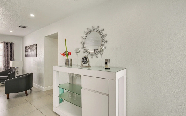 Sun-soaked Home w/ Pool in Lauderdale Lakes!