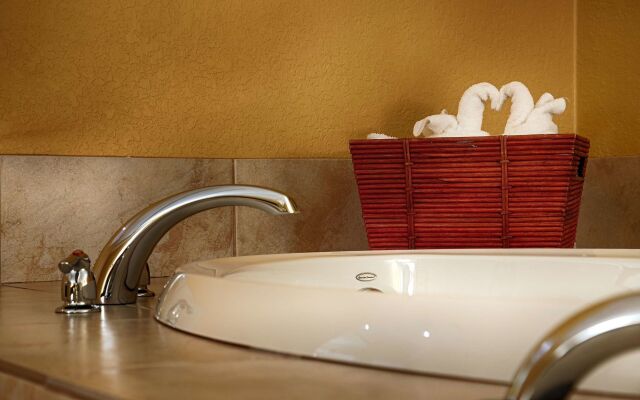 Best Western Plus Yacht Harbor Inn