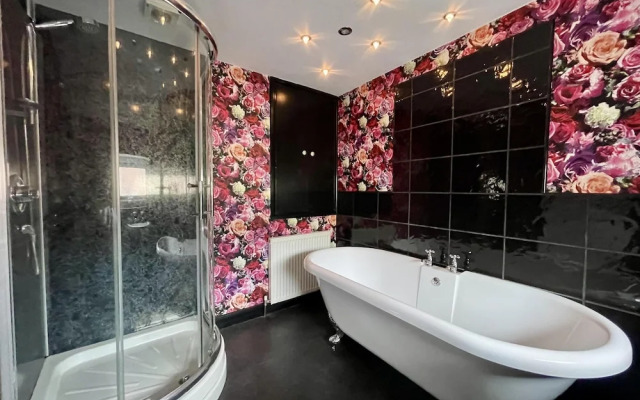 Impeccable 2-bed Apartment in Scarborough