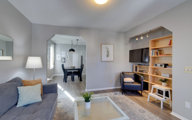 2 Mi to Downtown Minneapolis! Convenient Apt
