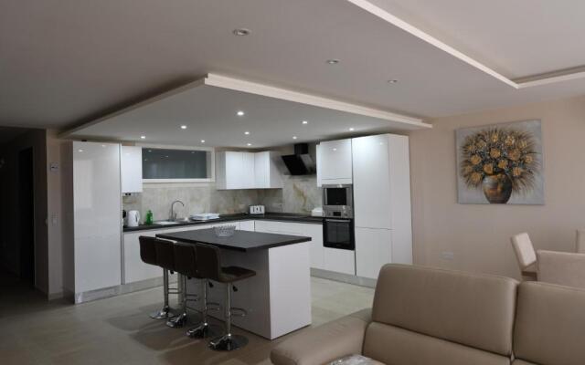 Wileg 4B Luxury Two Bedroom Apartment with Shared Swimming Pool.