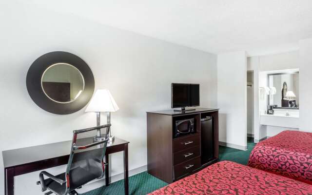 Days Inn by Wyndham Hendersonville