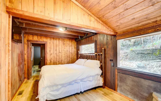Gatlinburg Cabin: Hot Tub & River Views