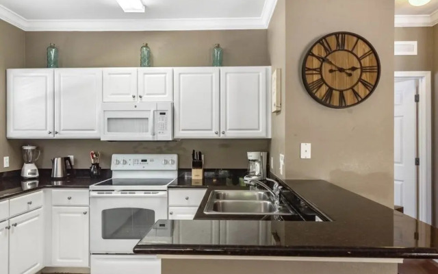 4 Bedrooms S / Lucaya Village Townhouse by RedAwning