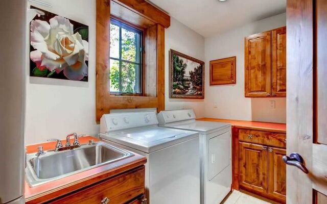 Hatari Lodge 5 Bedroom Home by RedAwning