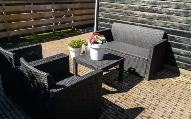 Lush Holday Home With Garden Near sea