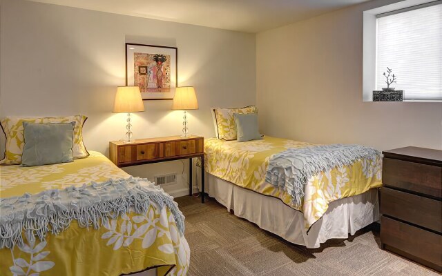 Alki Beach House - Three Bedroom Home with Fireplace