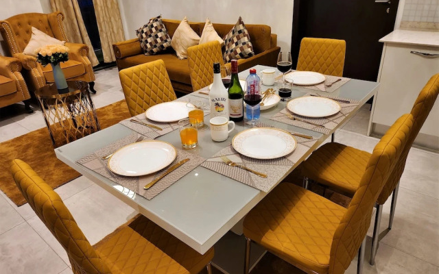 Elegant 2Bed Gem-5star Service-Pools-Gym