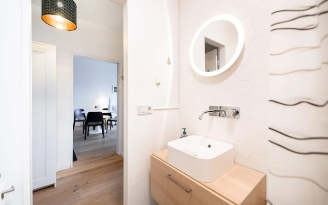 Designer 1BR Apartment with Pool & Prkg