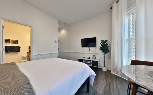 Large, Modern Studio!