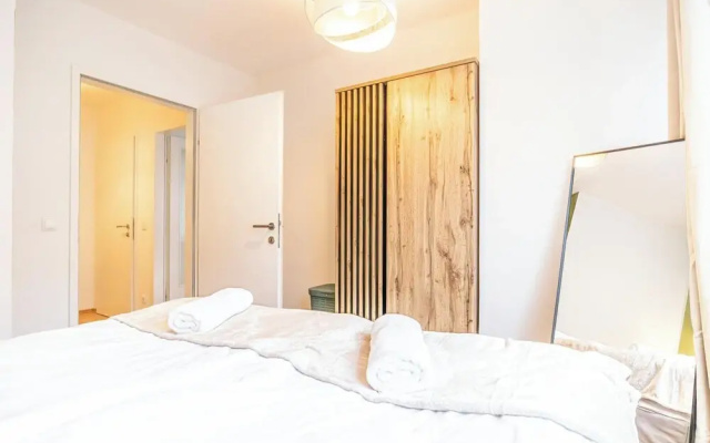 City Center Metro 1BR 1LR King Bed