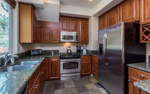 Mammoth Gateway Village 11