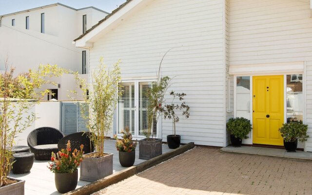 Vibrant Seafront Home With Seasonal Pool