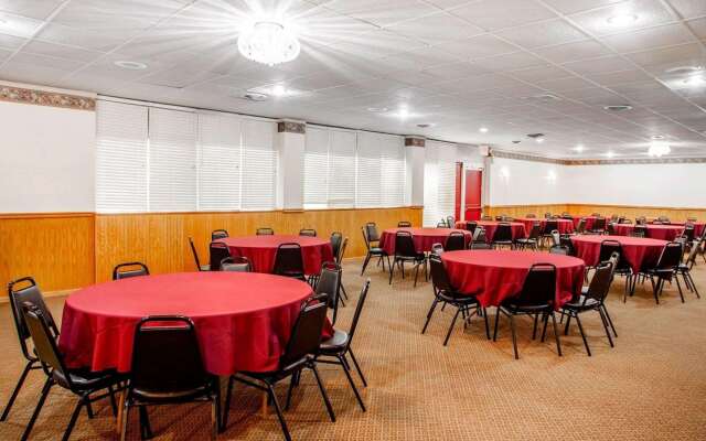 Econo Lodge Inn & Suites Newton