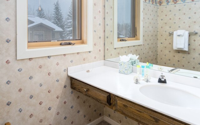 Moraine 27 Townhouse near Gondola by RedAwning