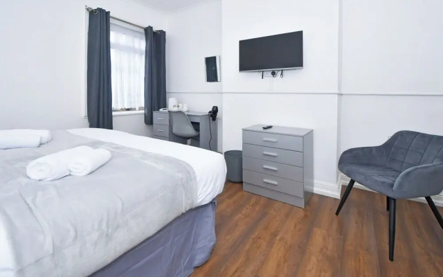 Impeccable 3-bed House in Stoke-on-trent