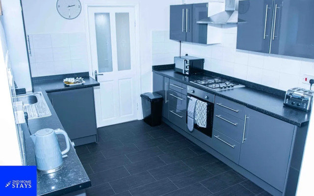 2ndhomestays -walsall- Charming 3-bedroom House