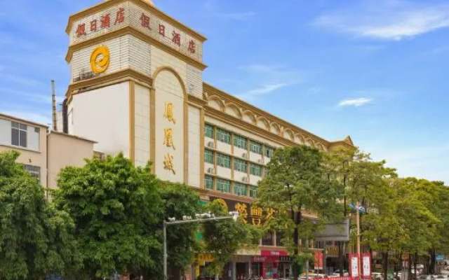 Holiday Hotel