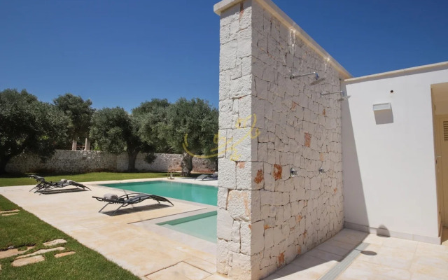 TD Villa Ricchiari Traditional Villa with Designer Pool