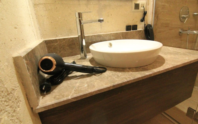 Tafana Cave & Stone Lodge