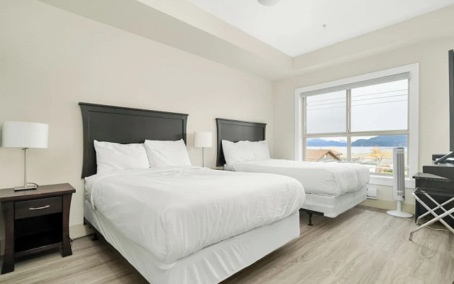 Lakefront Lux 2BR Symphony Of Comfort