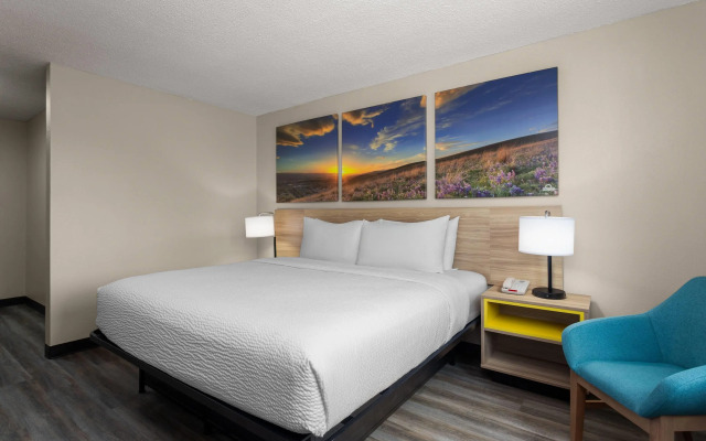 Days Inn and Suites by Wyndham Hammond, IN