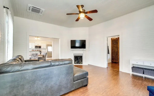 Charming 100-year-old Home < 1 Mi to Downtown