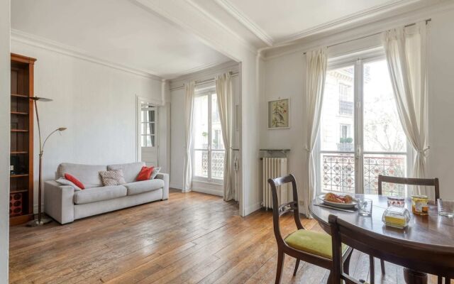 Bright and Homely Apartment in Batignolles