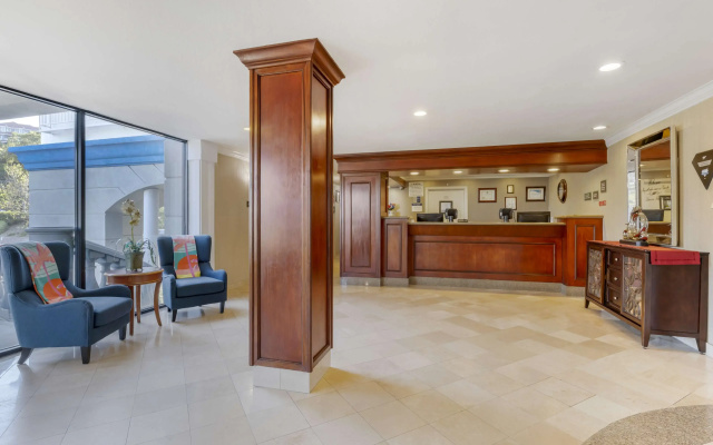 Best Western Plus Marina Shores Hotel