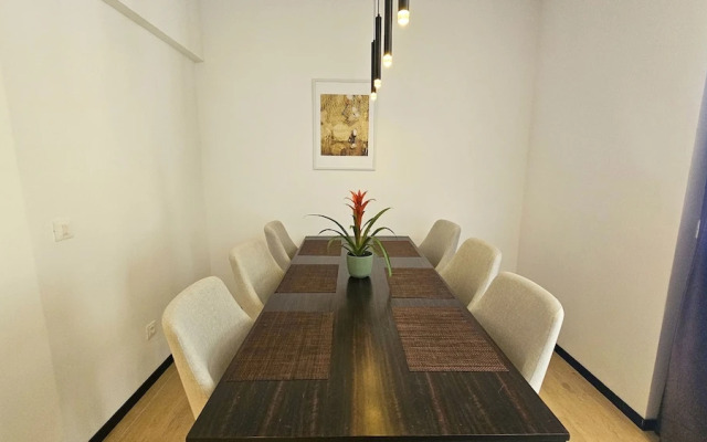 Royalis Suites