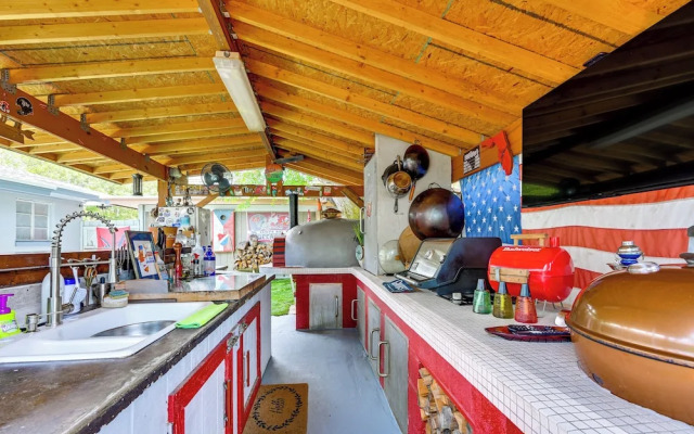 Outdoor Entertainment Area: Clearwater Condo!