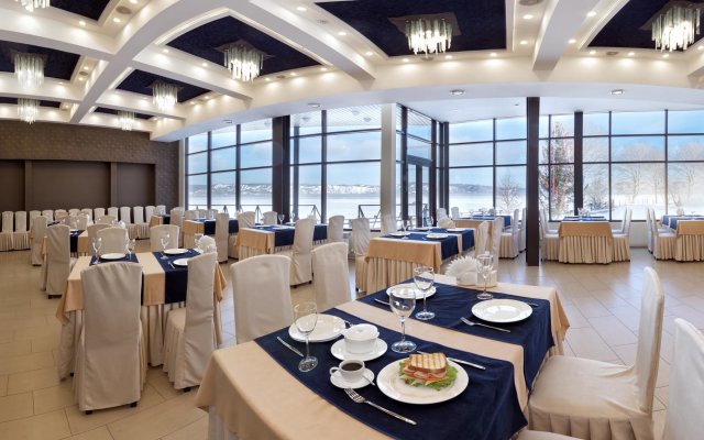 Pik Cherskogo Hotel