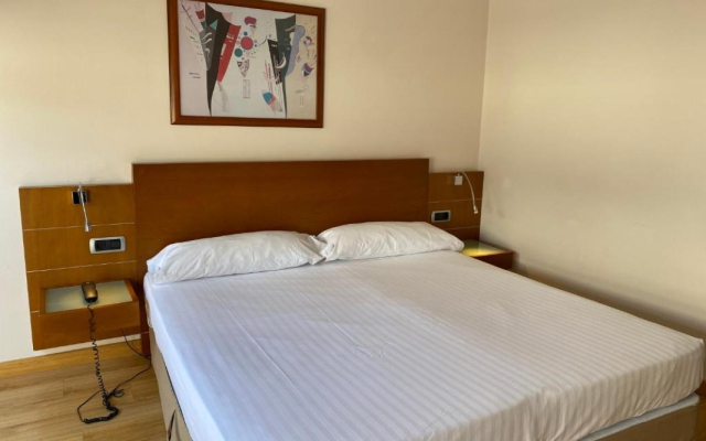 Duerming Longoria Plaza Hotel