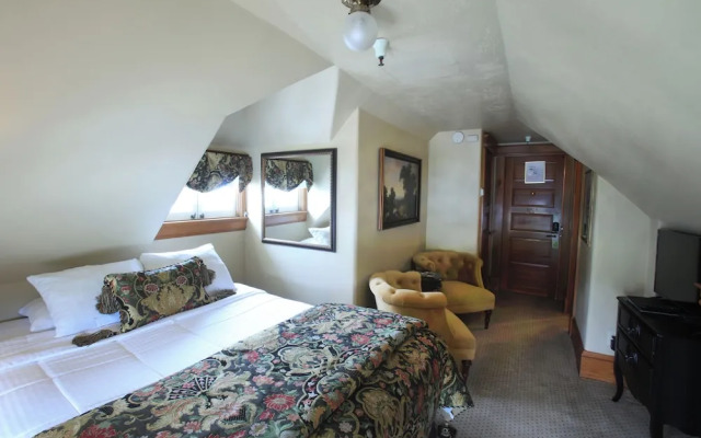 The Charles Pacific Grove - Artfully Designed Inclusive Inn