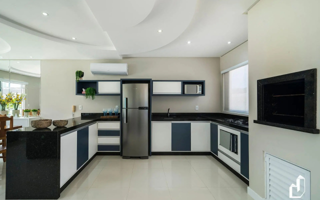 Duplex com piscina à beira mar e 03 suítes