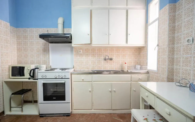 Larissa Station metro st. 2 bedrooms 3 pers. flat
