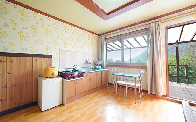 Pocheon Lakeside White House Pension