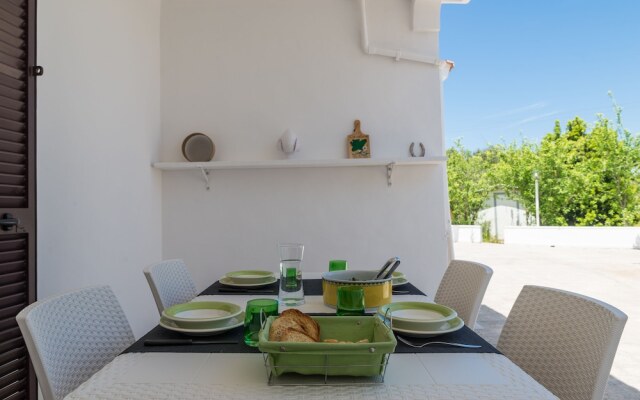 Villetta Dalia Con Giardino by Wonderful Italy