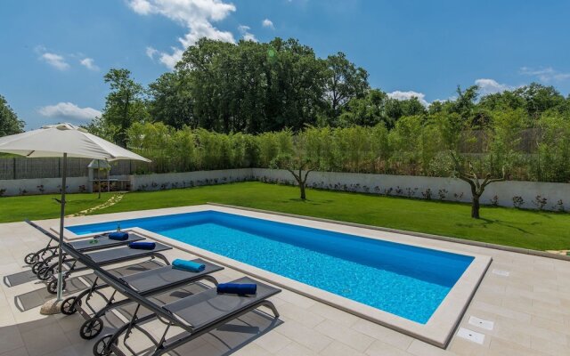 Villa Giovanna Fuskulin With Pool Near the Beach